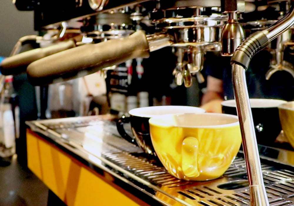 La Marzocco koffiemachine met twee espresso tasjes